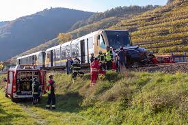 It is made of oolitic limestone, and was covered with red ochre when found. Wachaubahn Gegen Pkw We Fly For Your Life