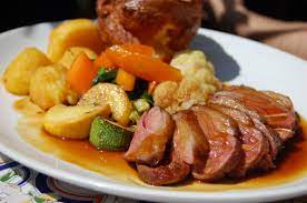 O Sunday Roast E O Mais Tradicional Prato Dominical Britanico Quer Arriscar Fazer Um Como O Da Foto Veja A Receita Do The Edi Sunday Roast Roast Roast Dinner
