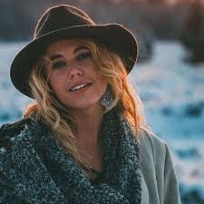 Elizabeth Raynor's Instagram, Twitter & Facebook