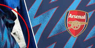Darüber hinaus verlaufen an den seiten drei längsstreifen als symbol für adidas. Arsenal London Trikot 21 22