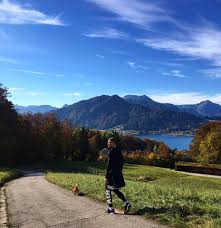 Die schweren lastwagen und baufahrzeuge hinterlassen ihre spuren, nachbarn berichten von rissen in. Tegernsee Manuel Neuer Fc Bayern Trainiert Vor Seinem Haus Und Gewahrt Seltene Einblicke Tegernsee