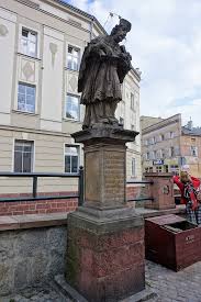 Prowadzony przez mistrza baristyki (choć sam o sobie mówi, że jest bardziej czarodziejem niż baristą), od 30 lat związanego z nową rudą leszka kopcio lokal słynie z charyzmy właściciela, kawy oraz przytulnego wystroju. Nowa Ruda Biala Lokomotywa I Pociag Do Literatury Otwarty Przewodnik Krajoznawczy