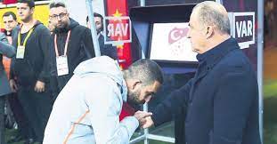 Fatih terim ile yaşadığı sorunların ardından milli takım kariyerini noktalayan arda turan, deneyimli teknik adamın futbol direktörlüğü görevinden ayrılmasının ardından göndermede bulundu. Arda Turan Fatih Terim In Elini Optu Son Dakika Spor Haberleri