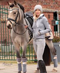 pin von oksana nuestroeva auf media of horse reiten brave neue frisuren