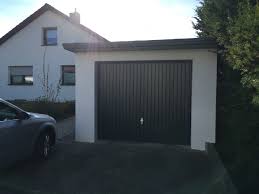 So verändert sich die raumwirkung je nach anstrich einzelner wände und decken. Garage Und Garagentor Streichen So Wird Es Gemacht