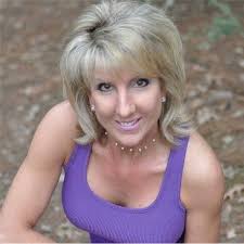 Elayne Zalonis's Instagram, Twitter & Facebook