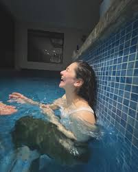 Hania Aamir leaves fans in awe with new hot pool pictures - Pakistan  Observer