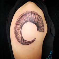 Really Awesome Ram Horn That Robiatattoos Did Last Week Call Or Dm To Book Your Next Appointment With Her Twofacedtattoo Tattoos Ram Horns D Tattoo
