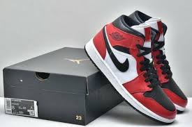 Air Jordan 1 Mid Chicago Black Toe Men S Fashion Footwear Sneakers On Carousell