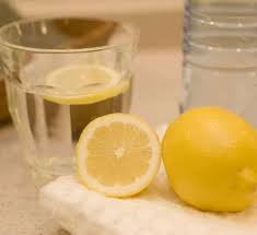 Les Gargarismes Au Citrons Soulagent Les Angines Remedes Naturels Mal De Gorge Eau Citronnee