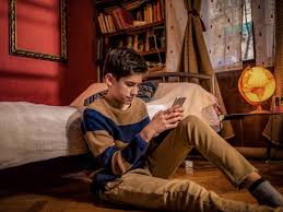 Lilian knipt voor goed doel in Putte