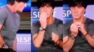 Lukas podolski on joachim low's scratch 'n' sniff: Waarom Ruikt Bondscoach Joachim Low Aan Zijn Handen Nadat Hij In Zijn Broek Zit Rtl Nieuws