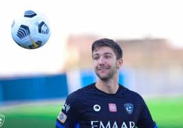 وكان الهلال قد أعلن في وقت سابق شراء المدة المتبقية من عقد الحمدان مع فريقه السابق الشباب، مقابل 3 ملايين ريال، وشارك اللاعب في تدريبات فرقه الجديد للمرة الأولى يوم أمس (الأحد). Zrhmfr4 U7roqm