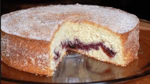 Una volta sfornata la torta e lasciata raffreddare, spennellarla di marmellata e decorare con la granella di zucchero. Torta Allo Yogurt Con Marmellata Di Ciliegie Morbida E Fragrante