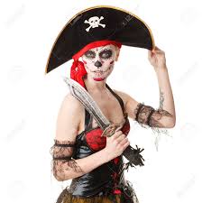 Mujer Pirata Con Una Espada Disfraz Para Halloween Maquillaje Creativo El Craneo Aislado En Blanco Fotos Retratos Imagenes Y Fotografia De Archivo Libres De Derecho Image 33144660
