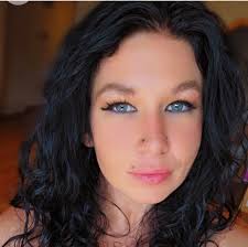 Who can recommend a photographer for a family photo session with a specific  style?