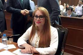 Un juez de sinaloa concedió la protección solicitada por la diputada lucero guadalupe sánchez, desaforada por el congreso por sus aparentes nexos con el capo narcotraficante. Confirman Romance Entre El Chapo Guzman Y Ex Diputada De Sinaloa En Linea Bc