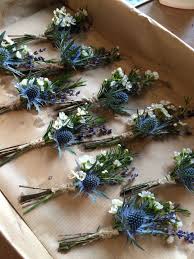 Rustikale Boho Landgartenhochzeit Knopflocher Mit Distel Stechpalme Eryngiu Distel Eryn Blumenstrauss Hochzeit Blumendeko Hochzeit Hochzeit Rustikal