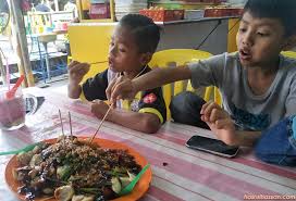 Apparently, it has shifted to a food court next to it, whereas another yong tau foo stall has taken over its previous location and conveys the same yong tau foo business too. Lokasi Makan Yong Tau Fu Taiping Best
