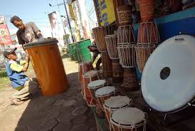 Alat musik tradisional ini memang sering kita temukan di masjid, yang dijadikan sebagai media informasi datangnya waktu shalat wajib 5 waktu. Bedug Simbol Akulturasi Antara Budaya China Dan Islam