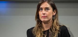 La politica e l'attore, però, non sono soli, ma con alcuni amici. Boschi Contrattacco A Gruber Paparazzata Senza Mascherina Business It