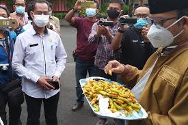 / ngobrol ngalor ngidul,buka bukaan besaran gaji jadi sopir truk vs gaji sopir bus.kali ini cak ikin ada tamu dari guys.ini merupakan. Fakta Cabai Dicat Merah Di Banyumas Dioplos Dengan Cabai Kuning Diduga Untuk Siasati Harga Mahal Halaman All Kompas Com