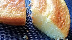 200 g de azúcar 3 huevos 125 g de yogur natural 100 g de aceite de oliva virgen extra 220 g de harina 12 g de levadura de repostería la ralladura de un limón 1 cucharada de azúcar para adornar. Cocina Con Mari Bizcocho Sin Gluten De Yogur Griego