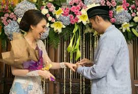 Inspirasi model baju untuk tunangan dan lamaran modern 2020 yang couple ini bisa jadi contoh bagi pasangan kekasih. Inspirasi Baju Lamaran Buat Cowok Ternyata Banyak Juga Macamnya