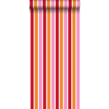 Des planches en bois érodées dans des modèles rayés racontent des histoires d'un passé aventureux. Papier Peint Rayures Verticales Bleu Clair Beige Et Blanc Everybody Bonjour Collections Estahome