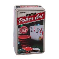 En un torneo de póker, participaban varios miles de jugadores en mesa se puede jugar de 6 hasta 10 jugadores más el repartidor, que va cambiando en orden y en cada juego. Juego De Cartas Y Fichas Poker