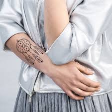 Feder tattoo fuß coole tattoos für männer tattoo blumen und schmetterlinge tattoo arm frau blumen weibliche arm tattoos rose tattoo ideen. 1001 Super Coole Arm Tattoos Auf Einen Blick
