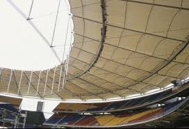 Embora pareça muito tempo, ele ainda foi concluído 3 meses antes do previsto e compreende vários outros edifícios importantes, como um hall interno, um natatório e um. Nationalstadion Bukit Jalil Kuala Lumpur 1997 Structurae