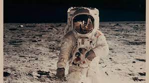 1er pas sur la lune ! споделяне към steam емисията ви за дейност. Encheres Astronomiques Pour Les Photos Du Premier Pas Sur La Lune
