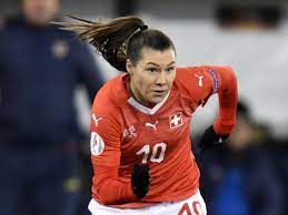 Die schweizer fußballspielerin ramona bachmann spielt im angriff bei der schweizer nationalmannschaft und in england bei chelsea ladies fc. Ramona Bachmann Zu Psg Auch Calligaris Und Gut Wechseln