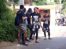 Its one of the best mp3 music download applications that lets you save remix and canopy tune versions of primary music. Campur Campur Chord Gitar Punk Rock Kan Ku Ukir Namamu