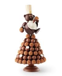 Paques 2017 Les Petits Patissiers Lenotre Theodore Au Decor Piece Composee D Une Pyramide De B Pieces En Chocolat Chocolat Paques Chocolat Au Lait