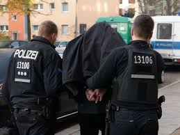 The level two certified sommelier examination involves a blind tasting, a written theory test and a live service demonstration of knowledge and tasks for the judges like flawlessly opening and. Munchen Ludwigsvorstadt Somalier Zeigt Hitler Gruss Und Ruft Verfassungsfeindliche Parolen Munchen Sudwest