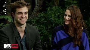 The best gifs of kristen stewart smile on the gifer website. Robert Pattinson Kristen Stewart Smile Joke Laugh