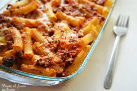 La pasta al forno è uno dei primi piatti più iconici della cucina italiana, che ci riporta ai sapori della nostra infanzia e ai pranzi allegri in famiglia. Pasta Al Forno Siciliana Con Caciocavallo Ragusano Una Siciliana In Cucina