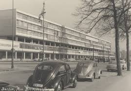 Die monkey bar im 25hours hotel bietet ausgefallene cocktails, ein kreativ. Berlin Bikini Haus Strassenansicht Bild Archiv Paul Schwebes Moderneregional Bikini Haus Berlin Berlin Geschichte