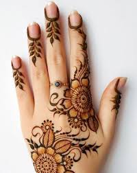 Motif simple selain mudah di aplikasikan pada berbagai macam anggota tubuh seperti tangan, kaki. Lukisan Tangan Dari Henna