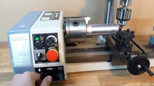 La fresa da banco è un utensile adoperato frequentemente nell'ambito del fai da te e del modellismo, per lavorare materiali come il legno o il metallo e trasformarli in nuovi oggetti o pezzi dei vostri modellini. Proficenter 250 Mini Tornio Con Fresa Della Bernardo Youtube