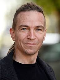 Na facebooku jsme viděli debatu paní bobošíkové s předsedou pirátů ivanem bartošem. Ivan Bartos Wikipedie