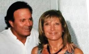 Julio Iglesias me apretó rudamente, pecho contra pecho