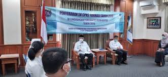 Pendaftaran online penerimaan calon pegawai negeri sipil ( cpns) 2019 terus bertambah seiring berjalannya waktu. Penyerahan Sk Cpns Formasi Tahun 2019 Di Lingkungan Pemerintah Kota Depok Badan Kepegawaian Dan Pengembangan Sdm Kota Depok