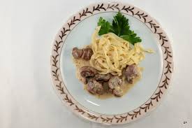 Placer les rognons dans un plat et les entourer de chipolatas et de champignons. Rognons De Veau A La Moutarde Et Tagliatelles Fraiches Recettes De Pates