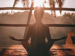 Esta Es La Mejor Postura De Yoga Para Aliviar Las Piernas Cansadas Posturas De Yoga Meditacion Posturas