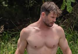 Chris Hemsworth shows off his awesome torso after surfing - Men Celebrities