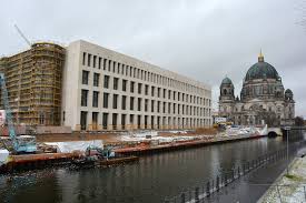 Das humboldt forum soll nun 644,2 millionen euro kosten und von september 2020 an in drei schritten eröffnet. Sudseeboote Legen Im Schloss An Megaprojekt Humboldt Forum Ist Fast Fertig Mitte