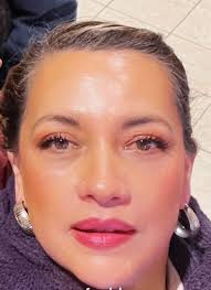 La cara es el espejo del alma y los ojos cofiesan en silencio los secretos  del corazon.